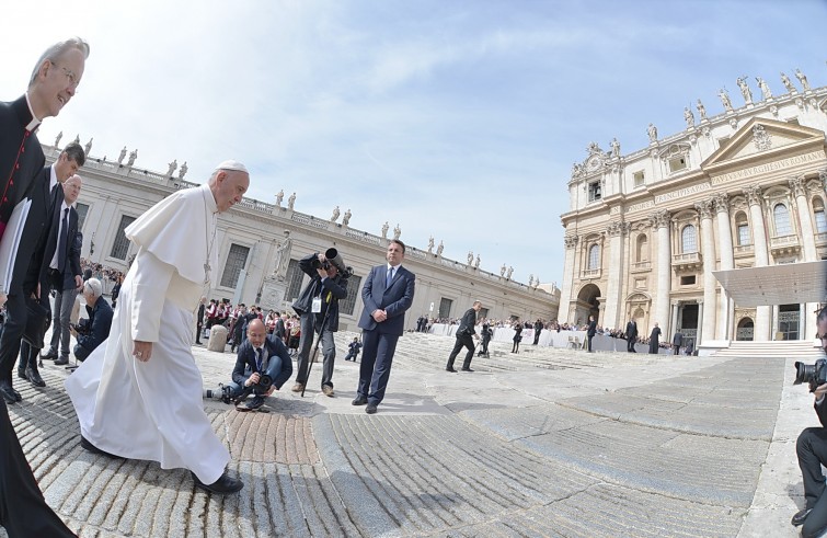 Piazza San Pietro, 25 maggio 2016: Udienza generale Papa Francesco - Papa Francesco sale verso la Basilica di San Pietro