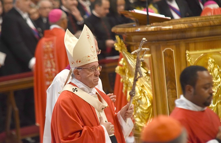 Vaticano, 29 giugno 2016: Messa benedizione Palli e solennità dei santi apostoli Pietro e Paolo - Papa Francesco cammina tra vescovi