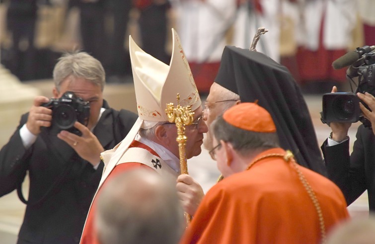 Vaticano, 29 giugno 2016: Messa benedizione Palli e solennità dei santi apostoli Pietro e Paolo - Papa Francesco saluta Methodios, Metropolita di Boston