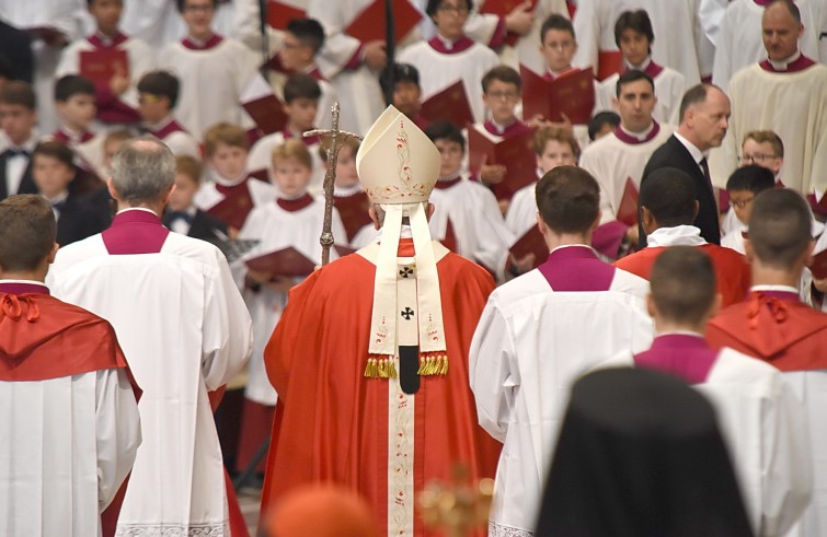 Vaticano, 29 giugno 2016: Messa benedizione Palli e solennità dei santi apostoli Pietro e Paolo - Papa Francesco da dietro con mitra e pastorale