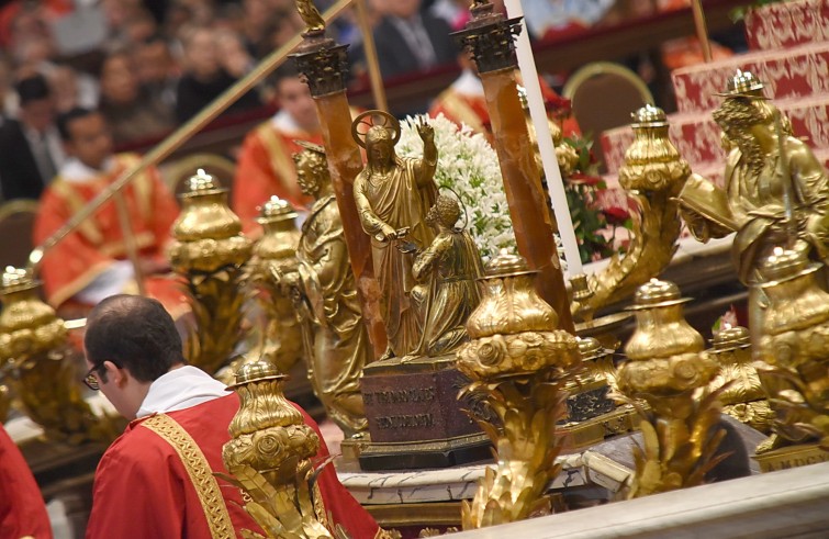 Vaticano, 29 giugno 2016: Messa benedizione Palli e solennità dei santi apostoli Pietro e Paolo - Statua di Gesù e San Pietro davanti a tomba San Pietro