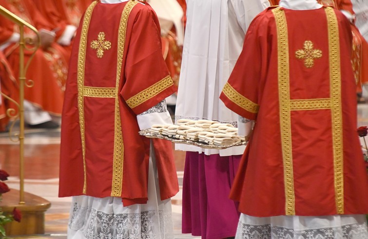 Vaticano, 29 giugno 2016: Messa benedizione Palli e solennità dei santi apostoli Pietro e Paolo - Diacono con Palli davanti a tomba San Pietro