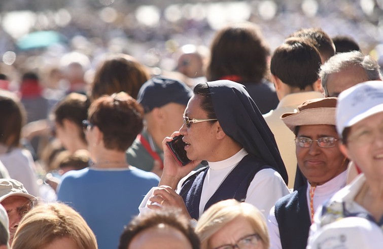 Piazza San Pietro, 18 giugno 2016: Udienza giubilare Papa Francesco - suora con cellulare