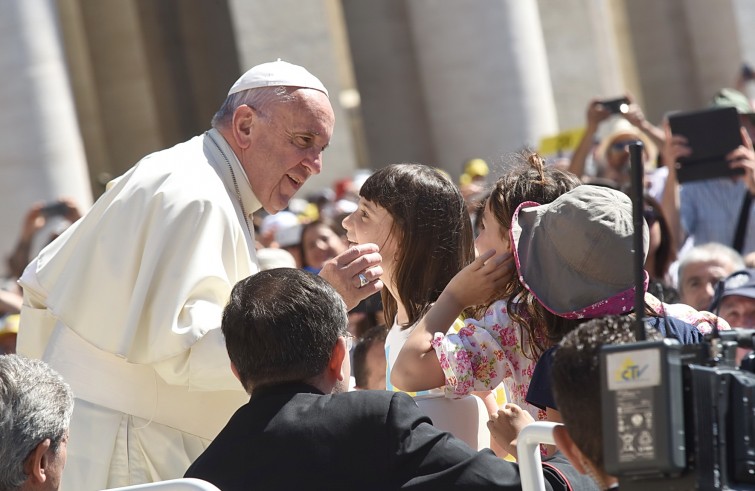 Piazza San Pietro, 18 giugno 2016: Udienza giubilare Papa Francesco - papa saluta bambino