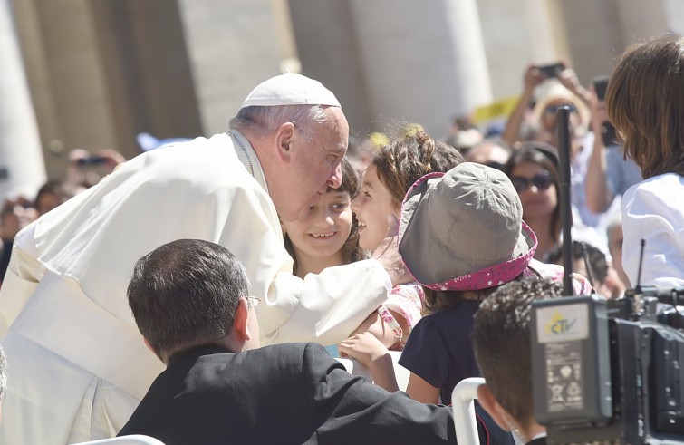 Piazza San Pietro, 18 giugno 2016: Udienza giubilare Papa Francesco - papa saluta bambino