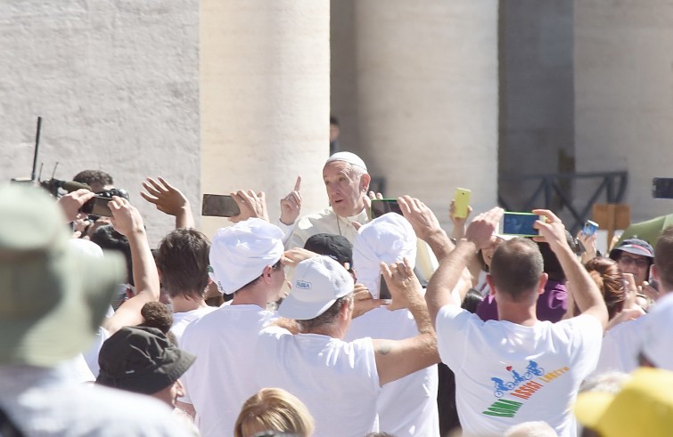 Piazza San Pietro, 18 giugno 2016: Udienza giubilare Papa Francesco - papa indica in alto su