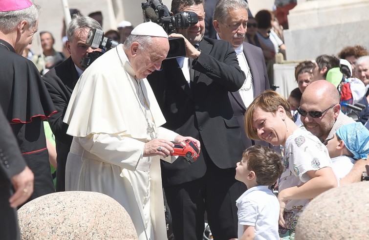 Piazza San Pietro, 18 giugno 2016: Udienza giubilare Papa Francesco - papa gioca con bambino automobilina giocattolo