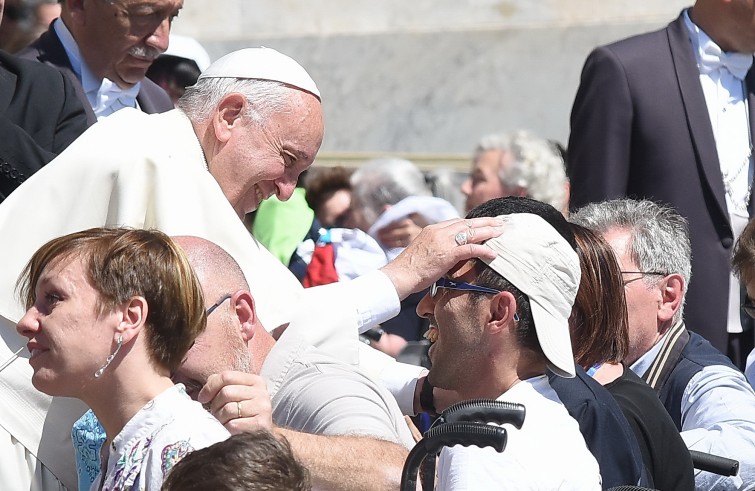 Piazza San Pietro, 18 giugno 2016: Udienza giubilare Papa Francesco - papa saluta malato