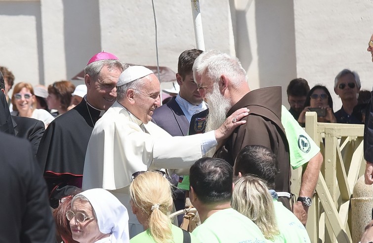 Piazza San Pietro, 18 giugno 2016: Udienza giubilare Papa Francesco - papa e frate motocilcista