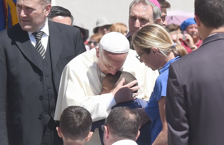 Piazza San Pietro, 18 giugno 2016: Udienza giubilare Papa Francesco - papa abbraccia ragazzo nero