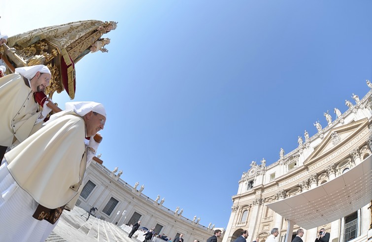 Piazza San Pietro, 30 giugno 2016: Udienza giubilare Papa Francesco - Statua trasportata a spalla verso Basilica di San Pietro