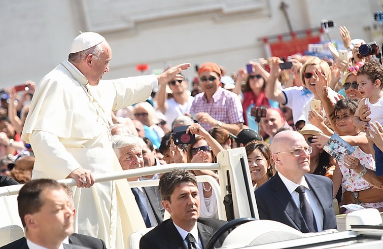 Piazza San Pietro, 30 giugno 2016: Udienza giubilare Papa Francesco - Papa Francesco saluta dall'auto