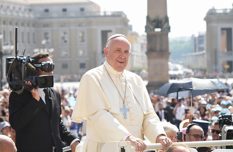 Piazza San Pietro, 30 giugno 2016: Udienza giubilare Papa Francesco - Papa Francesco saluta dall'auto