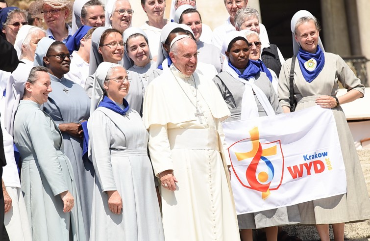 Piazza San Pietro, 30 giugno 2016: Udienza giubilare Papa Francesco - Papa Francesco saluta suore Gmg 2016