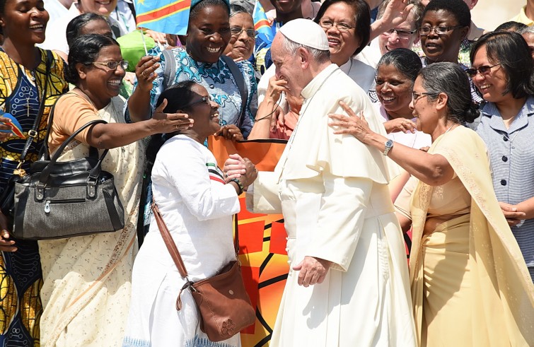 Piazza San Pietro, 30 giugno 2016: Udienza giubilare Papa Francesco - Papa Francesco saluta gruppo indiane