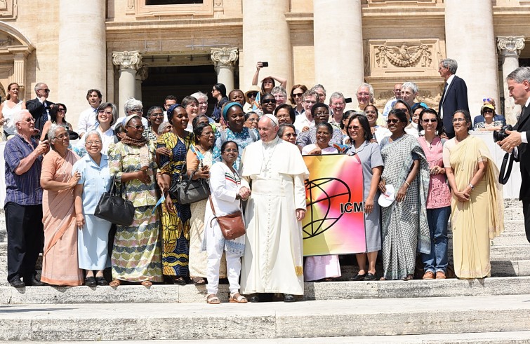 Piazza San Pietro, 30 giugno 2016: Udienza giubilare Papa Francesco - Papa Francesco saluta gruppo di indiane