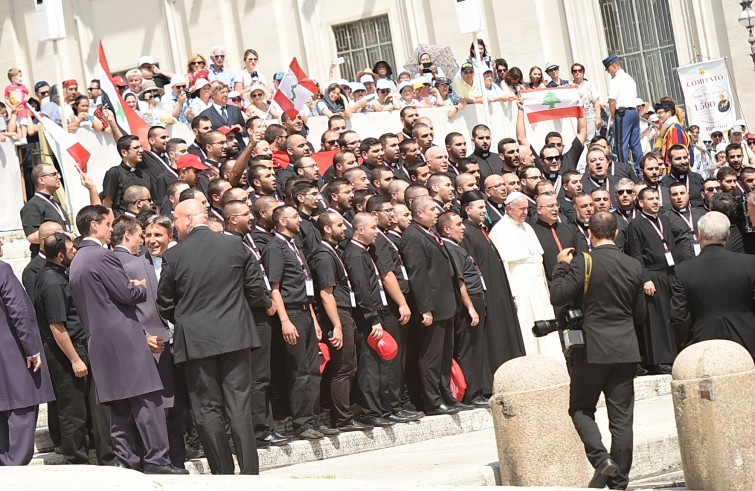 Piazza San Pietro, 30 giugno 2016: Udienza giubilare Papa Francesco - Papa Francesco con gruppo Canada