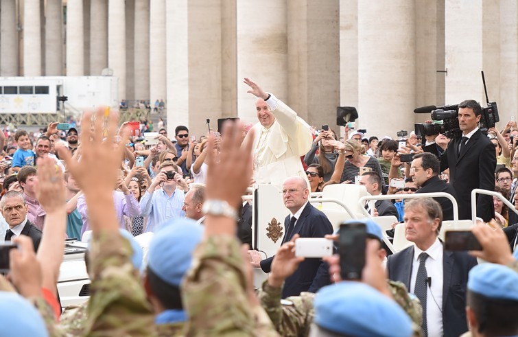 Piazza San Pietro, 15 giugno 2016: Udienza generale Papa Francesco - Papa Francesco in auto tra i fedeli e Mimebros de la Fuerza de Paz en Chipre