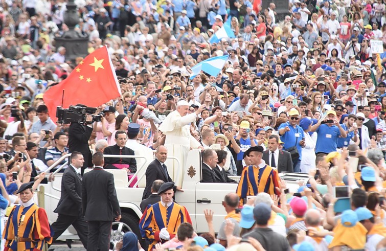 Piazza San Pietro, 15 giugno 2016: Udienza generale Papa Francesco - Papa Francesco in auto tra i fedeli con bandiera Cina