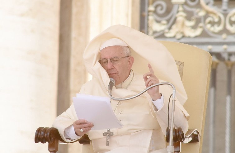 Piazza San Pietro, 15 giugno 2016: Udienza generale Papa Francesco - Papa Francesco con mantellina sollevata dal vento