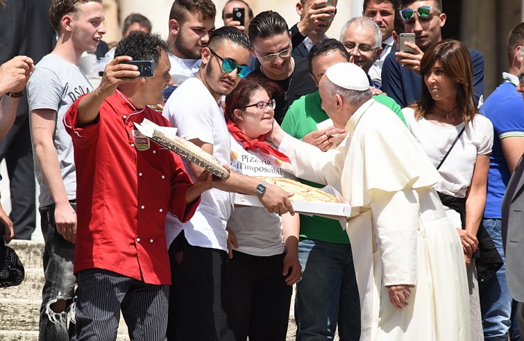 Piazza San Pietro, 15 giugno 2016: Udienza generale Papa Francesco - Papa Francesco saluta ragazza down di Istituto penale per minorenni di Aircola