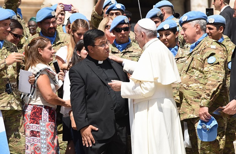 Piazza San Pietro, 15 giugno 2016: Udienza generale Papa Francesco - Papa Francesco saluta militari argentini Mimebros de la Fuerza de Paz en Chipre