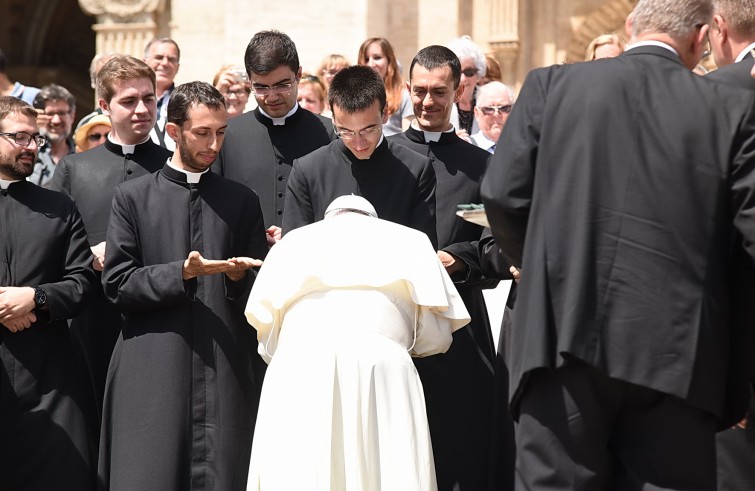 Piazza San Pietro, 15 giugno 2016: Udienza generale Papa Francesco - Papa Francesco bacia le mani dei sacerdoti novelli della Diocesi di Brescia