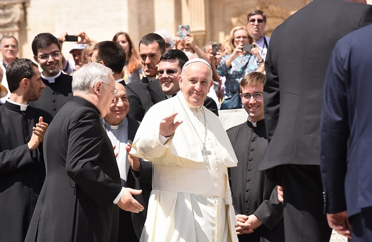 Piazza San Pietro, 15 giugno 2016: Udienza generale Papa Francesco - Papa Francesco saluta