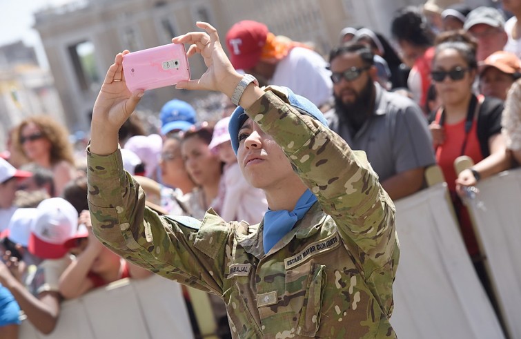 Piazza San Pietro, 15 giugno 2016: Udienza generale Papa Francesco - Miliatre donna fotografa in Piazza San Pietro