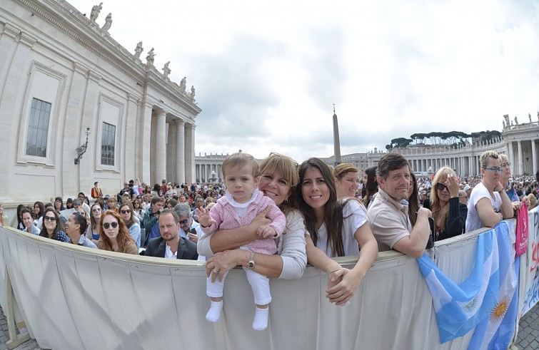 Piazza San Pietro, 1 giugno 2016: Udienza generale Papa Francesco - Fedeli in Piazza San Pietro con bambina che saluta