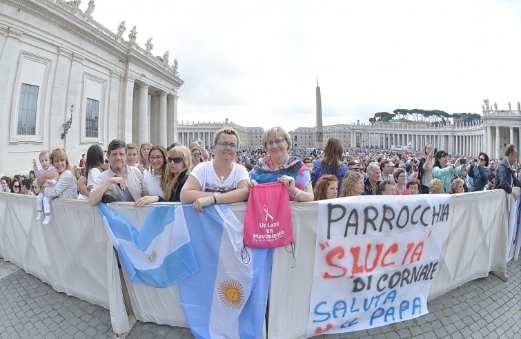 Piazza San Pietro, 1 giugno 2016: Udienza generale Papa Francesco - Fedeli dall'Argentina in Piazza San Pietro