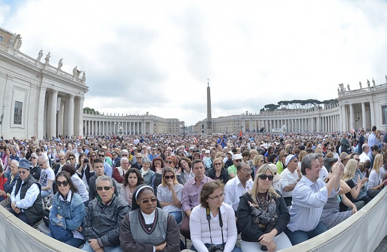 Piazza San Pietro, 1 giugno 2016: Udienza generale Papa Francesco - Fedeli in Piazza San Pietro