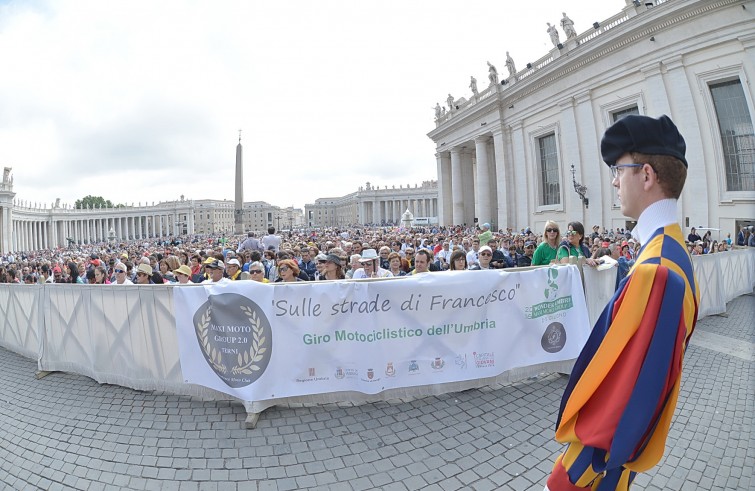 Piazza San Pietro, 1 giugno 2016: Udienza generale Papa Francesco - Fedeli in Piazza San Pietro con Guardia svizzera