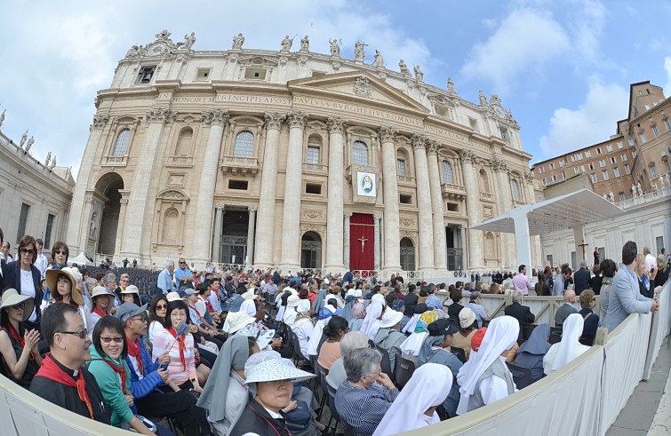 Piazza San Pietro, 1 giugno 2016: Udienza generale Papa Francesco - Basilica San Pietro con fedeli