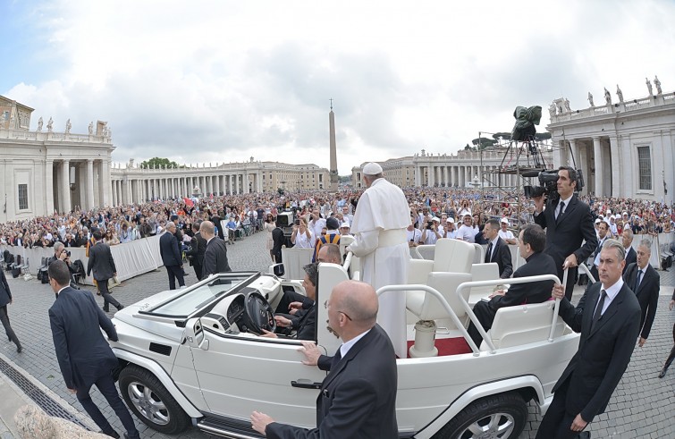 Piazza San Pietro, 1 giugno 2016: Udienza generale Papa Francesco - Papa Francesco saluta da auto