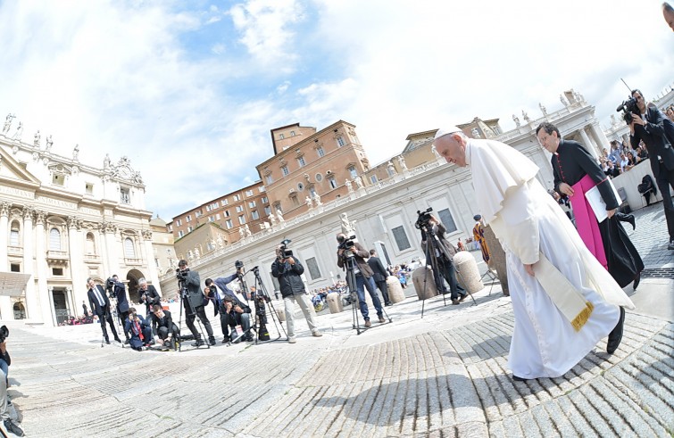 Piazza San Pietro, 1 giugno 2016: Udienza generale Papa Francesco - Papa Francesco sale verso la Basilica San Pietro