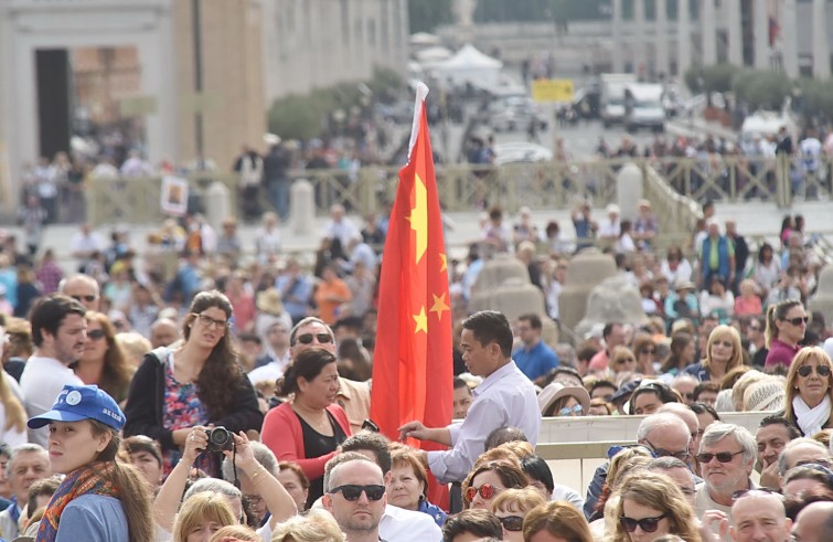 Piazza San Pietro, 1 giugno 2016: Udienza generale Papa Francesco - Bandiera Cina