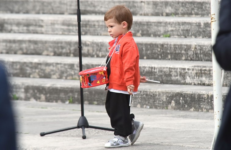 Piazza San Pietro, 1 giugno 2016: Udienza generale Papa Francesco - Bambino con tamburello