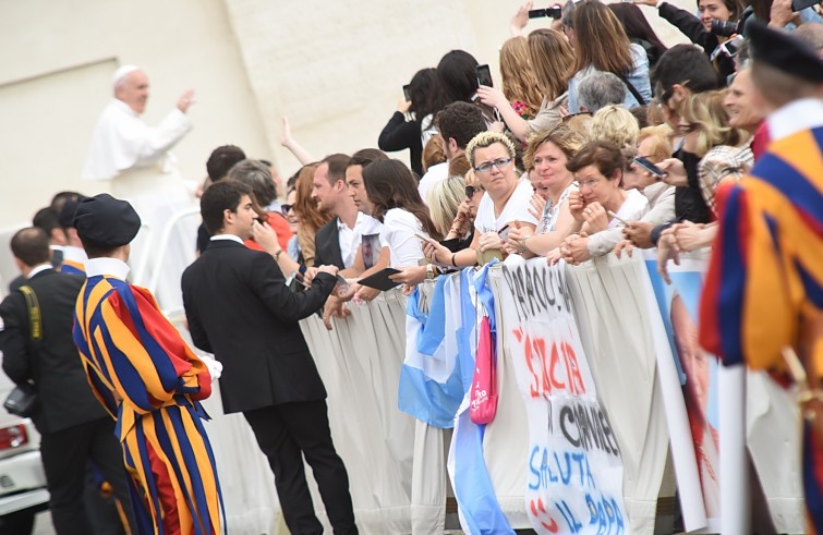 Piazza San Pietro, 1 giugno 2016: Udienza generale Papa Francesco - Papa Francesco tra la gente