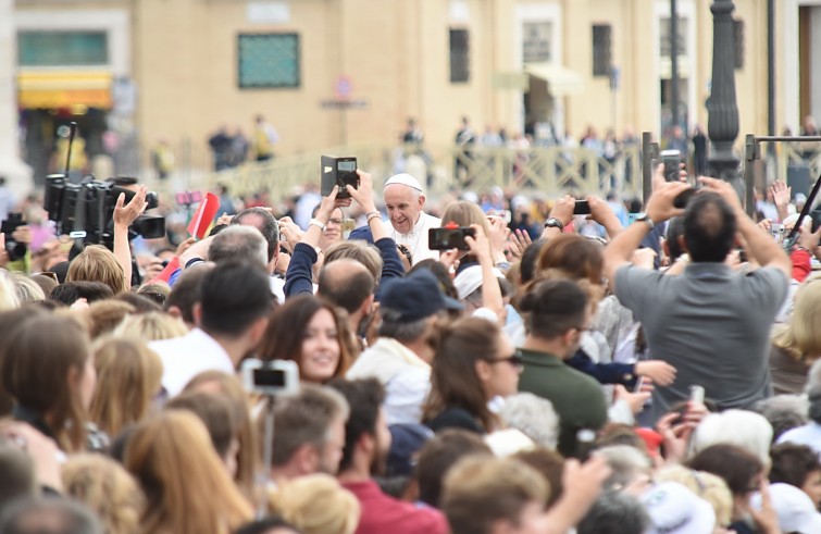 Piazza San Pietro, 1 giugno 2016: Udienza generale Papa Francesco - Papa Francesco tra la gente