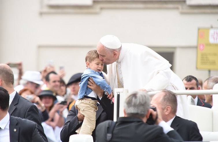 Piazza San Pietro, 1 giugno 2016: Udienza generale Papa Francesco - Papa Francesco bacia bambino