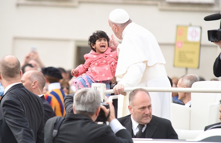 Piazza San Pietro, 1 giugno 2016: Udienza generale Papa Francesco - Papa Francesco saluta bambina che piange