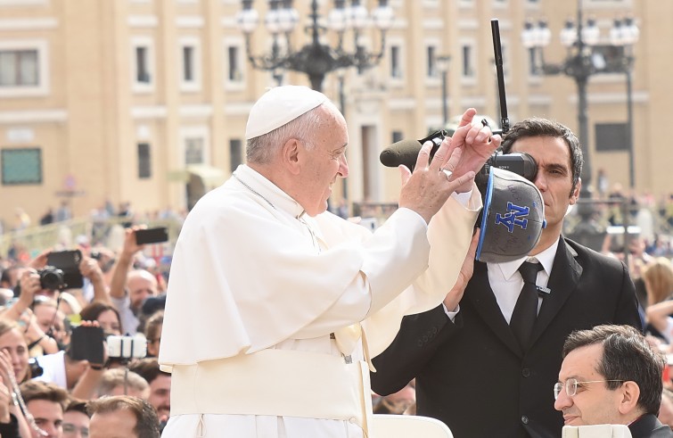 Piazza San Pietro, 1 giugno 2016: Udienza generale Papa Francesco - Papa Francesco prende un cappellino al volo