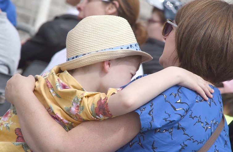 Piazza San Pietro, 1 giugno 2016: Udienza generale Papa Francesco - Mamma e figlio abbracciati