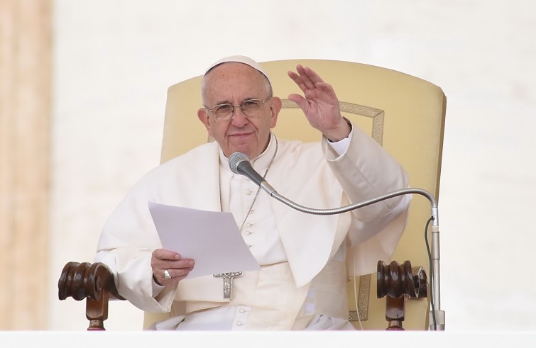 Piazza San Pietro, 1 giugno 2016: Udienza generale Papa Francesco - Papa Francesco saluta dalla poltrona