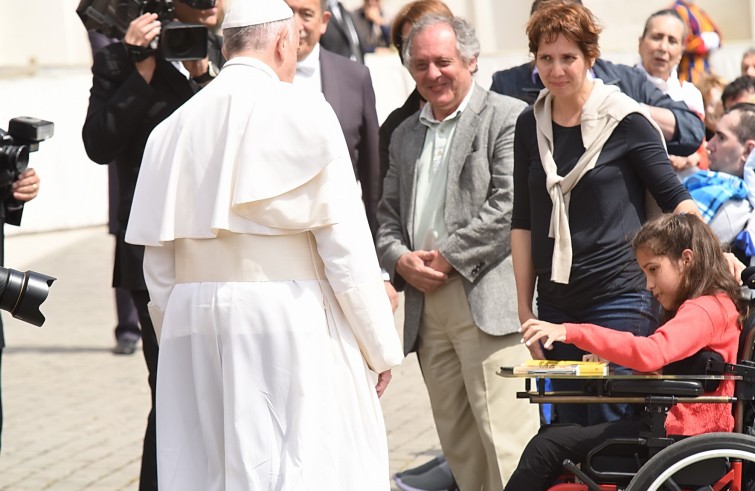 Piazza San Pietro, 1 giugno 2016: Udienza generale Papa Francesco - Papa Francesco incontra Veronica Cantero Burroni con i genitori