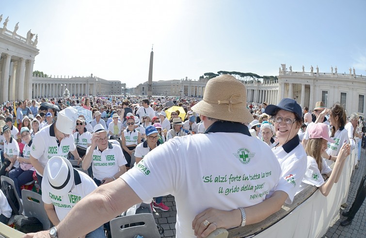 Piazza San Pietro, 22 giugno 2016: Udienza generale Papa Francesco - Fedeli Croce Verde Castelnovo Monti con frase di Papa Francesco