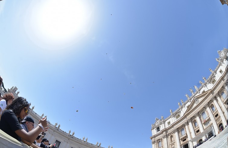 Piazza San Pietro, 22 giugno 2016: Udienza generale Papa Francesco - Palloncini in volo davanti a fedeli e Basilica San Pietro