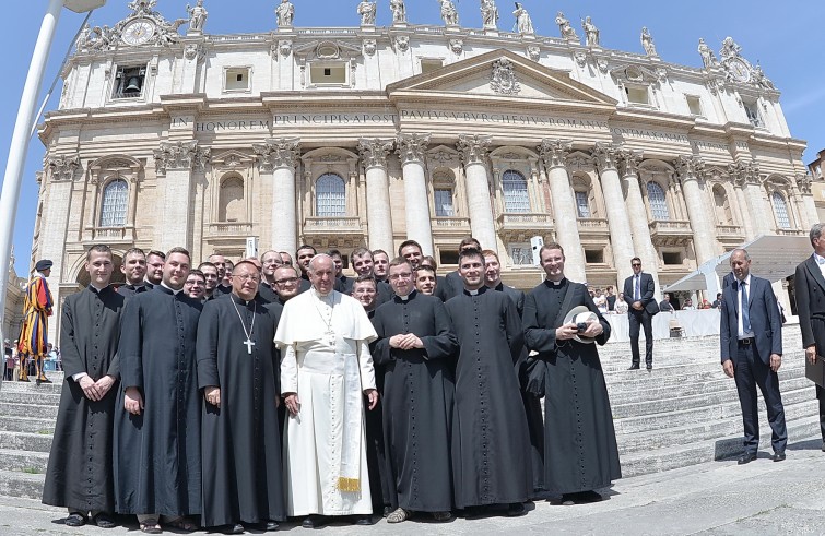 Piazza San Pietro, 22 giugno 2016: Udienza generale Papa Francesco - Papa Francesco con sacerdoti novelli davanti a Basilica San Pietro