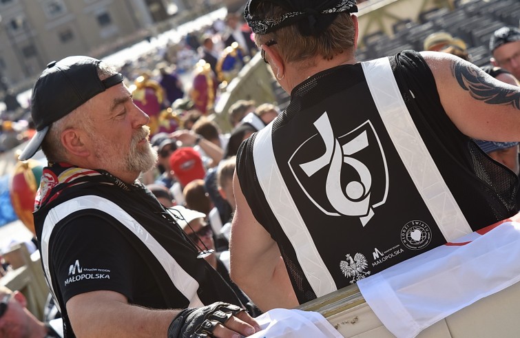 Piazza San Pietro, 22 giugno 2016: Udienza generale Papa Francesco - Motociclisti polacchi con logo Gmg 2016